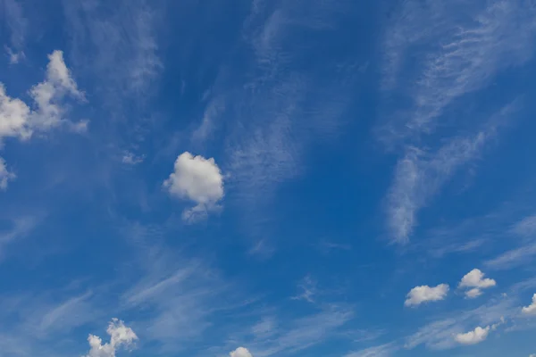 Felhők és az égben — Stock Fotó
