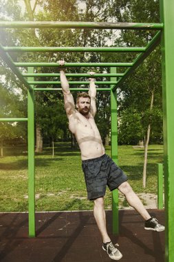 Egzersiz açık havada genç adam