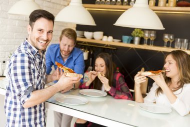 Pizza odaya yemek arkadaşlar