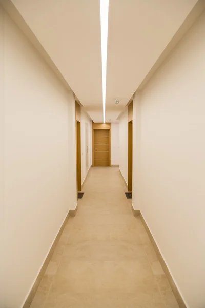 Длинный коридор в роскошной квартире — стоковое фото