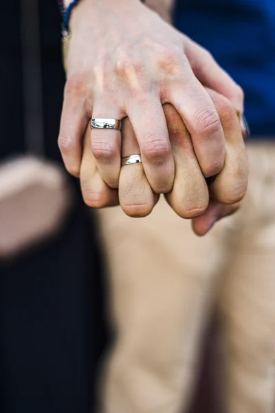 Bruid en bruidegom handen — Stockfoto