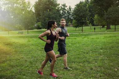 genç bir çift koşu