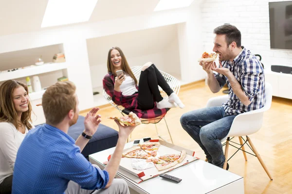 Friends eating pizza in the room — Stock Photo, Image