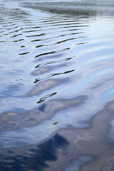 Ruhige Wasseroberfläche — Stockfoto