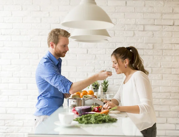 Casal cozinhar na cozinha — Fotografia de Stock