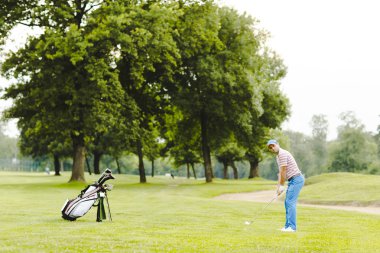 Golf oynayan adam.
