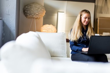 jonge vrouw op een sofa