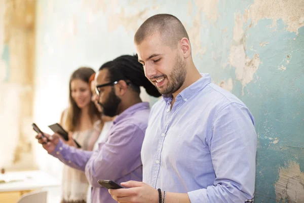 Jóvenes que usan dispositivos — Foto de Stock