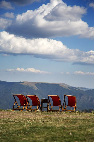 Легкие стулья в горах — стоковое фото