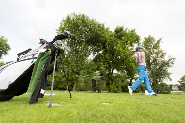 Hombre jugando al golf — Foto de Stock