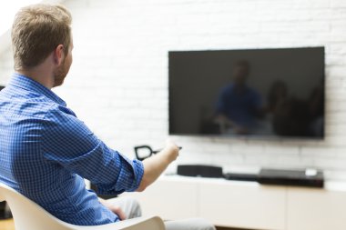 adam bir Tv uzaktan kumanda ile