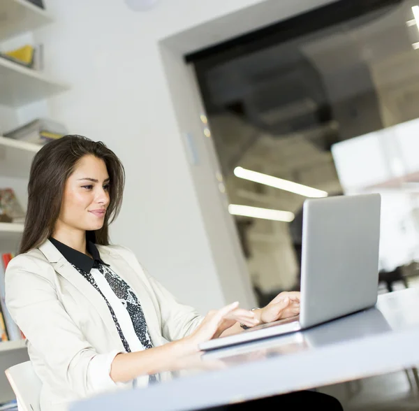 Woman working in office — Stock Photo, Image