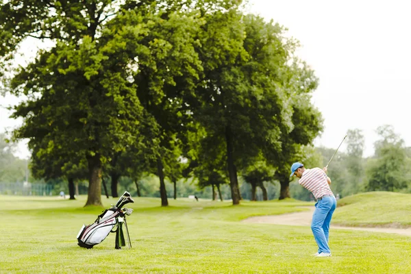 Golf oynayan adam.