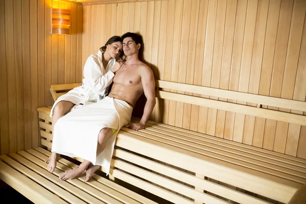 Mladý pár v sauně — Stock fotografie