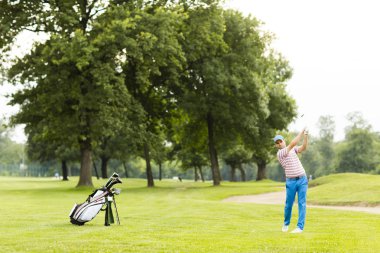 Golf oynayan adam.
