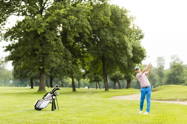 Muž hrající golf — Stock fotografie