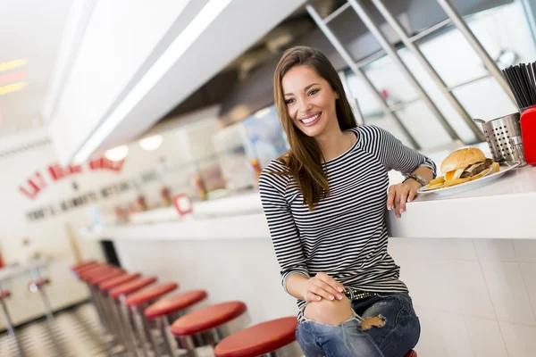 Mujer joven cenando — Foto de Stock