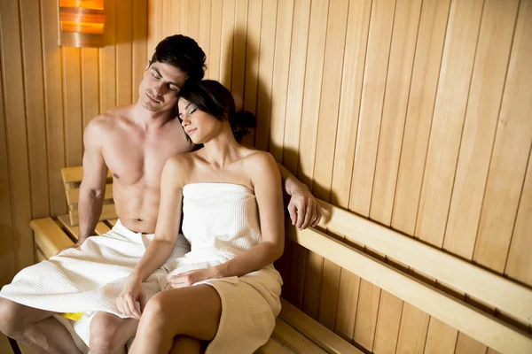 Giovane coppia nella sauna — Foto Stock