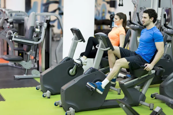 Young couple in the gym — Stock Photo, Image