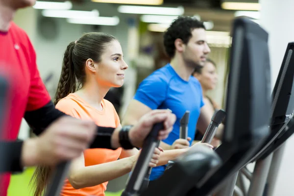 Pareja joven en el gimnasio — Foto de Stock