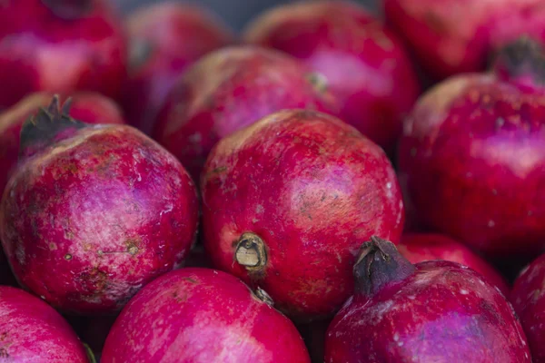 Rijp rood granaatappels — Stockfoto