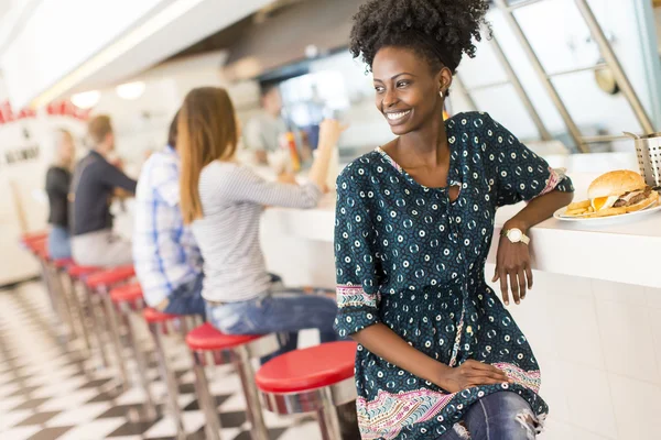 Joven mujer afroamericana — Foto de Stock