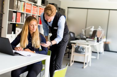 Ofisteki genç çift.