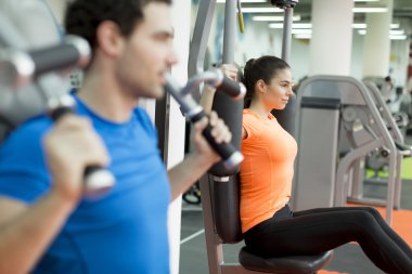 Spor salonundaki genç çift.