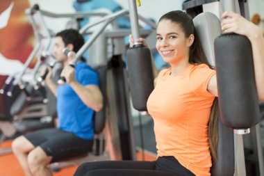 Spor salonundaki genç çift.