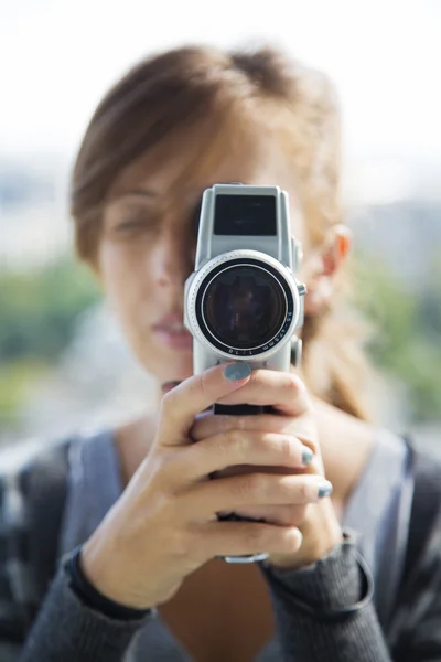 Νεαρή γυναίκα με το εκλεκτής ποιότητας φωτογραφική μηχανή — Φωτογραφία Αρχείου