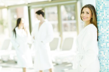 havuz kenarında genç kadın