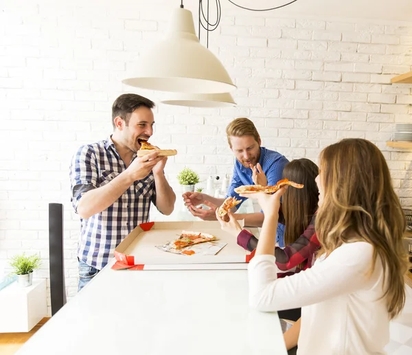 Gruppo di amici che mangiano pizza — Foto Stock