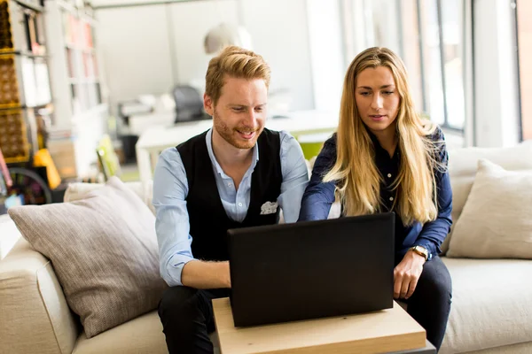 Menschen, die im Büro arbeiten — Stockfoto