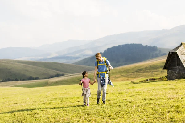 Baba ve kızı hiking — Stok fotoğraf