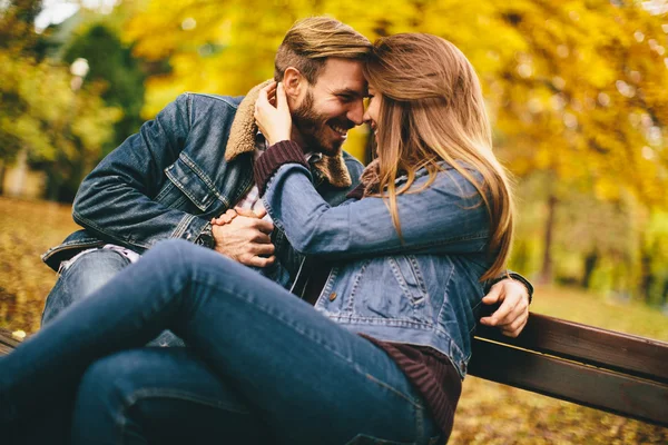 Coppia giovane nel parco autunnale — Foto Stock