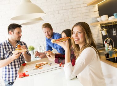 pizza yemek arkadaş grubu