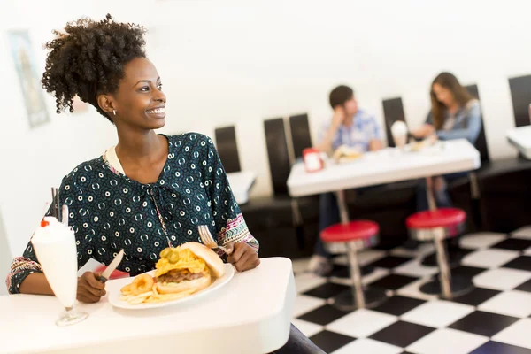 Joven mujer negra en el restaurante — Foto de Stock