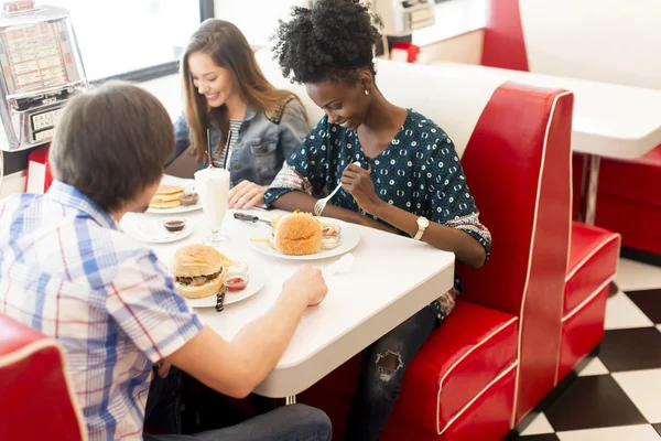 Amici che mangiano in tavola calda — Foto Stock