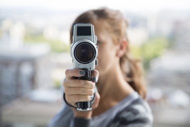 vintage fotoğraf makinesi olan kadın