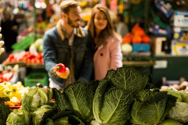 Young couple at market — Stock Photo, Image