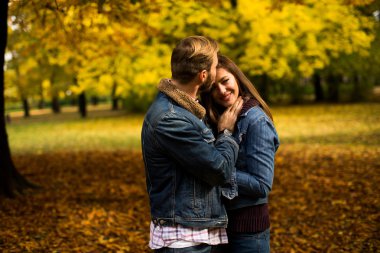 Sonbahar parkında sevgili bir çift