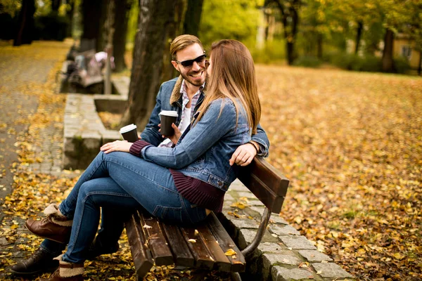 Pareja joven en el parque de otoño — Foto de Stock