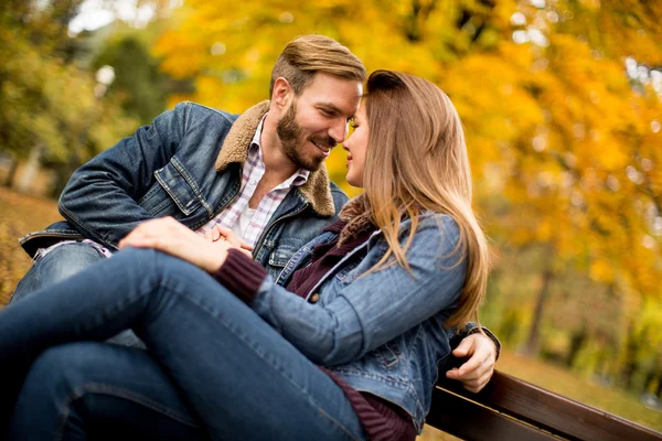 Young couple in the autumn park — Stock Photo, Image