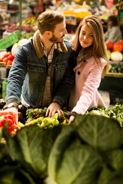 Jeune couple au marché — Photo