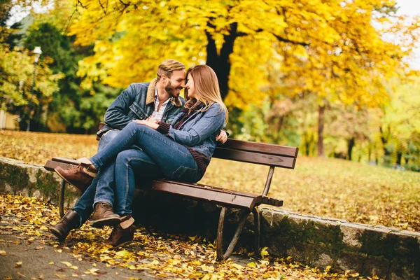 Pareja joven en el parque de otoño —  Fotos de Stock