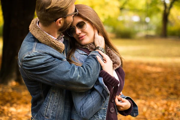 Casal amoroso no parque de outono — Fotografia de Stock