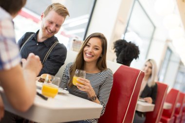 Arkadaş lokantada yemek