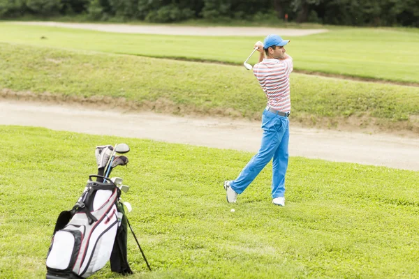 Hombre jugando al golf — Foto de Stock