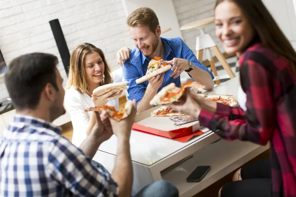 Amigos comendo pizza — Fotografia de Stock