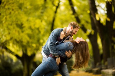 sonbahar parkta genç Çift